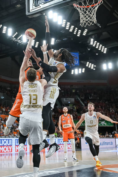 她在首局落 她在首局落